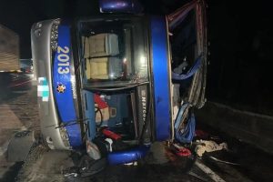 Pelo menos três pessoas morrem em acidente de ônibus em rodovia