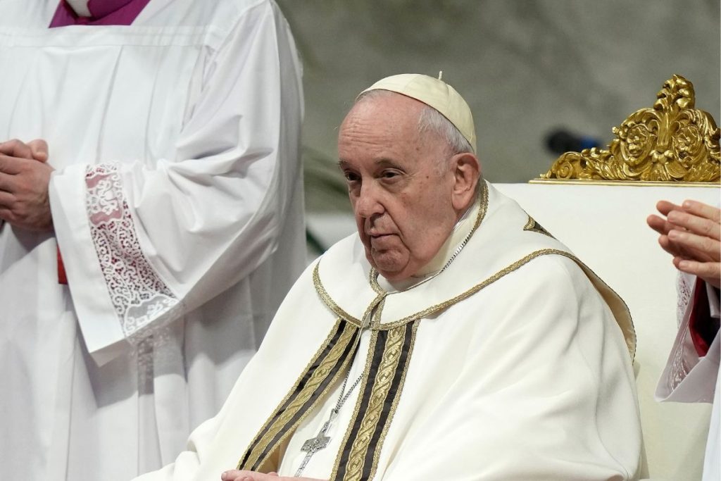 Vaticano diz que Papa Francisco está bem, mas ficará uns dias no hospital