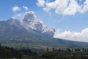 Vulcão entra em erupção na Indonésia