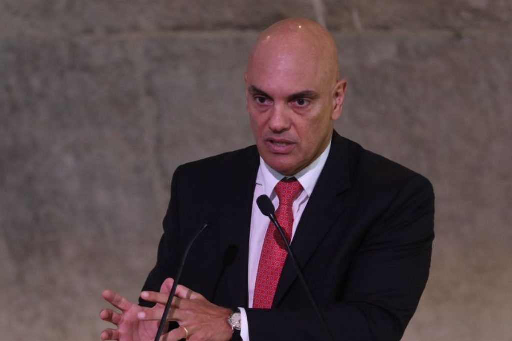 Alexandre de Moraes determina que PF marque depoimento de Bolsonaro