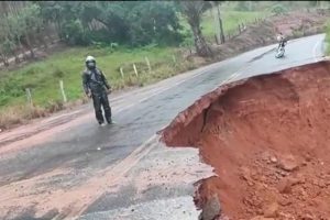 Chuvas intensas provocam abertura de cratera em rodovia no extremo sul da Bahia