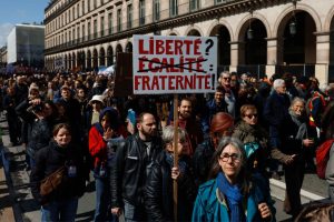 Franceses vão às ruas na véspera de decisão sobre Reforma da Previdência