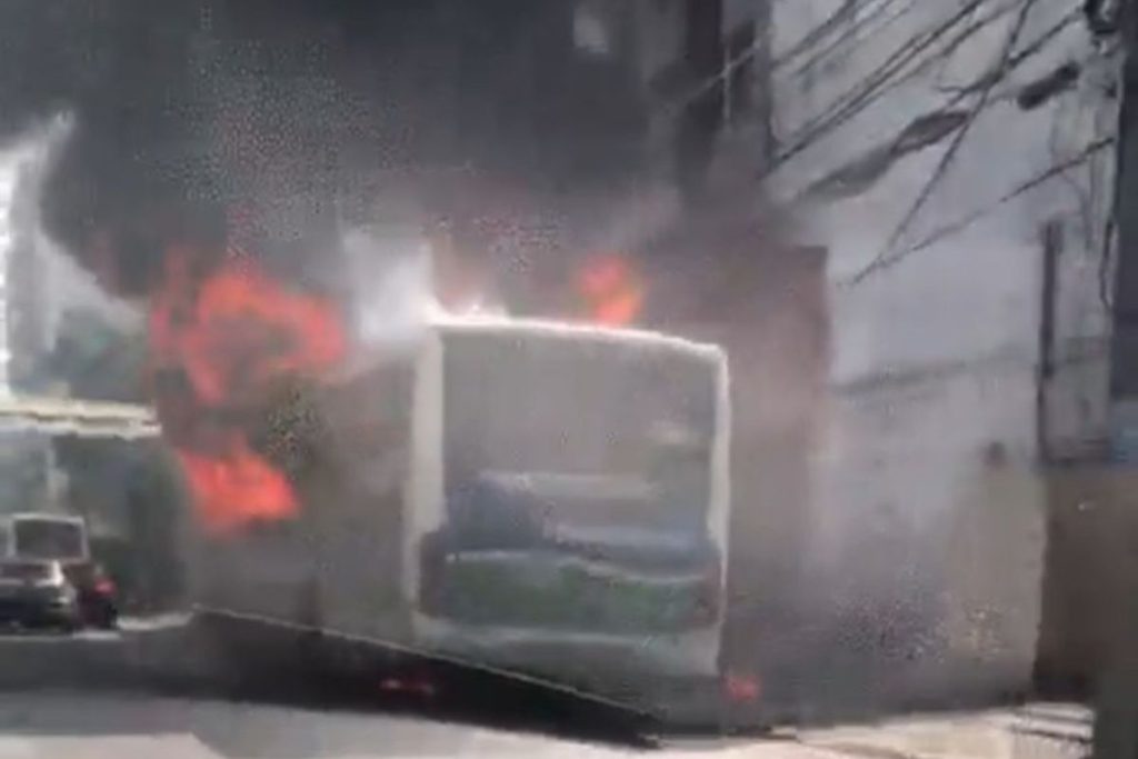Homem ateia fogo em ônibus no RJ e criança fica gravemente ferida