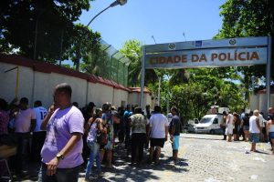 Famílias de vítimas de maior chacina no Rio pedem reparação