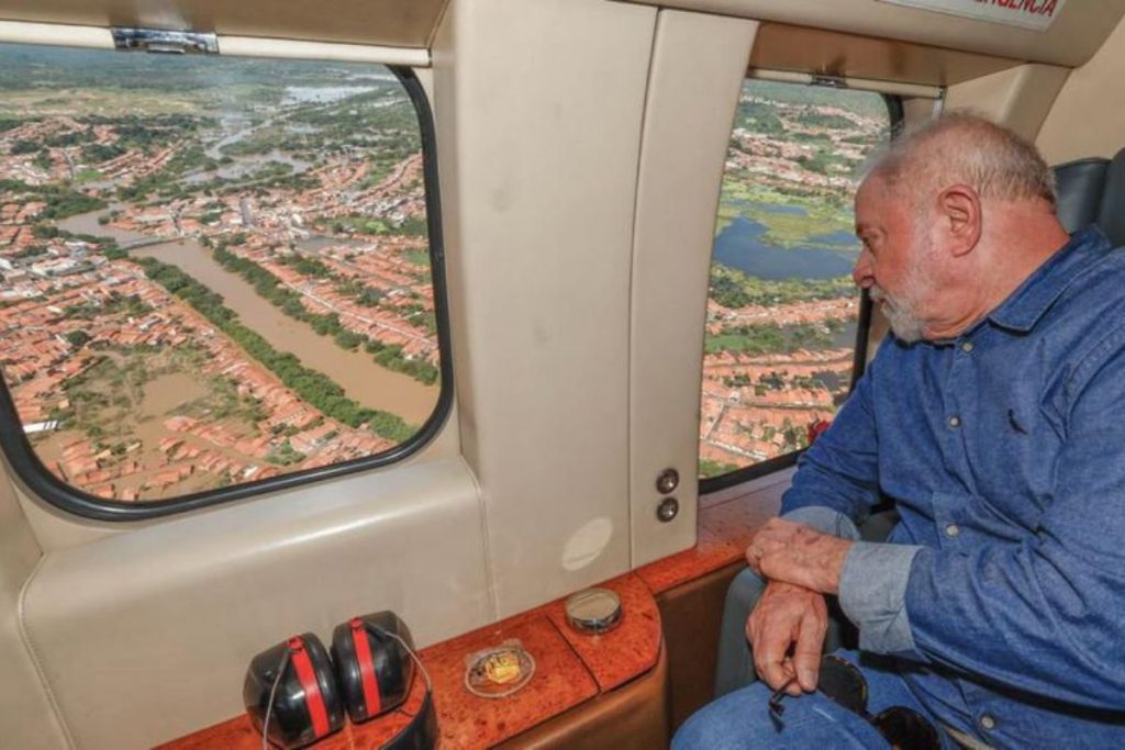 Lula sobrevoa áreas atingidas por chuvas no Maranhão