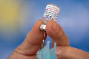 Pessoas com comorbidades podem tomar vacina bivalente contra a covid-19