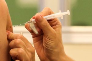 Rio: 833 mil idosos ainda não tomaram a dose de reforço da vacina contra a covid-19