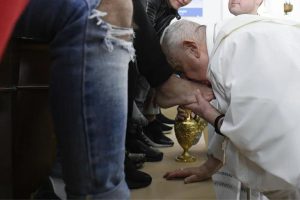 Ritual da Quinta-Feira Santa Papa lava os pés de 12 menores infratores