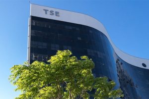 TSE mantém decisão de multa a Zambelli e Flávio Bolsonaro por postagem inverídica