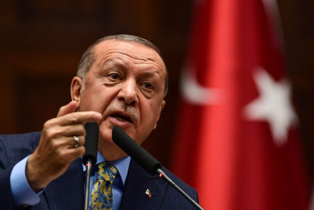 Erdogan passa mal e interrompe entrevista; veja o vídeo