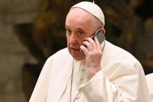 De quem foi a ligação que o Papa Francisco atendeu durante audiência? Esta é a dúvida que intriga fiéis