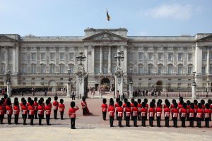 Família real britânica paga salário de até R$ 219 mil ao ano