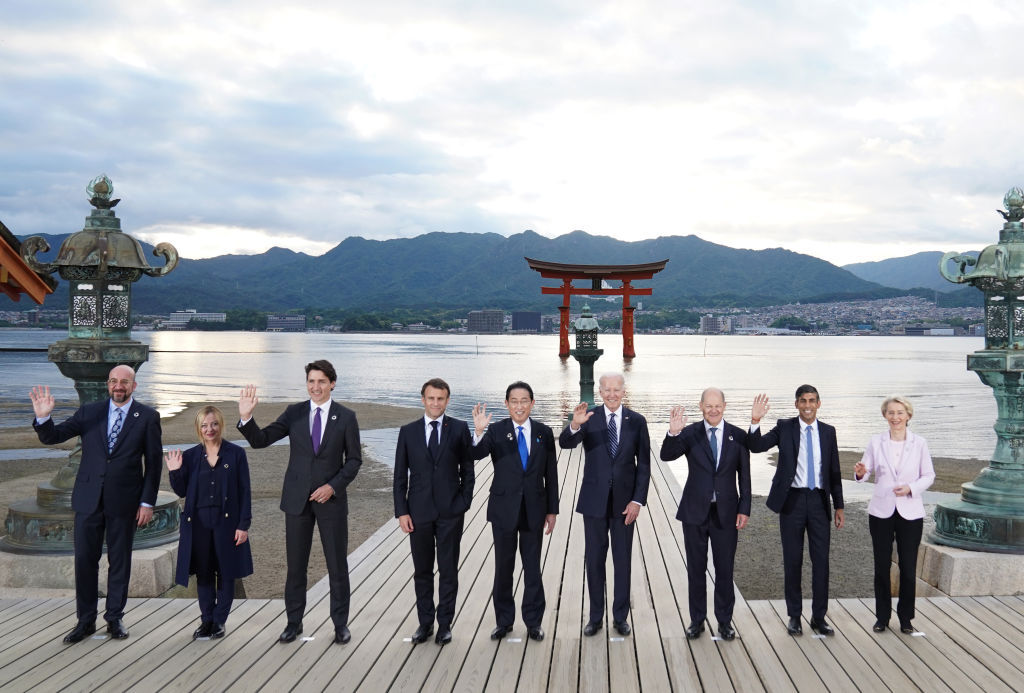 Líderes do G7 fazem homenagem às vítimas da bomba nuclear em Hiroshima