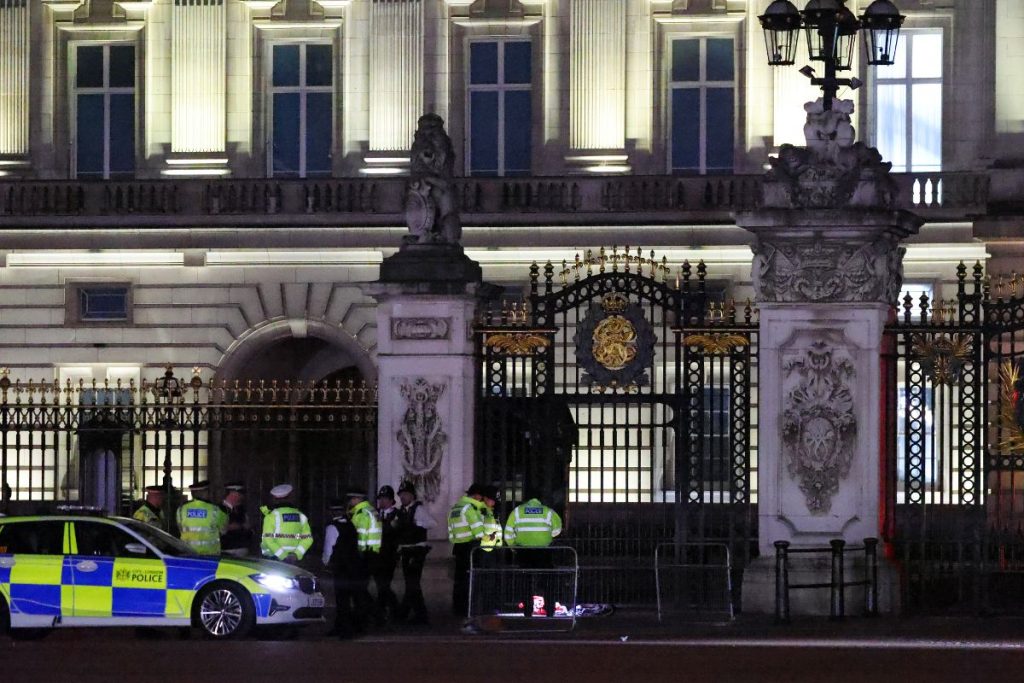 Homem suspeito de jogar munição em palácio de Buckingham é preso