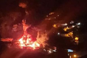 Incêndio atinge garagem de ônibus de duas empresas em Petrópolis (RJ)