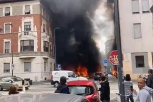 Explosão no centro de Milão atinge vários veículos e deixa 4 feridos; veja o vídeo
