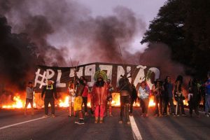 Povo guarani bloqueia rodovia em São Paulo contra marco temporal