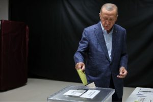 Erdogan tem mais votos, mas eleições caminham para 2º turno na Turquia