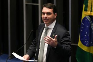 TSE multa Flávio Bolsonaro em R$ 5 mil por fake news contra Lula