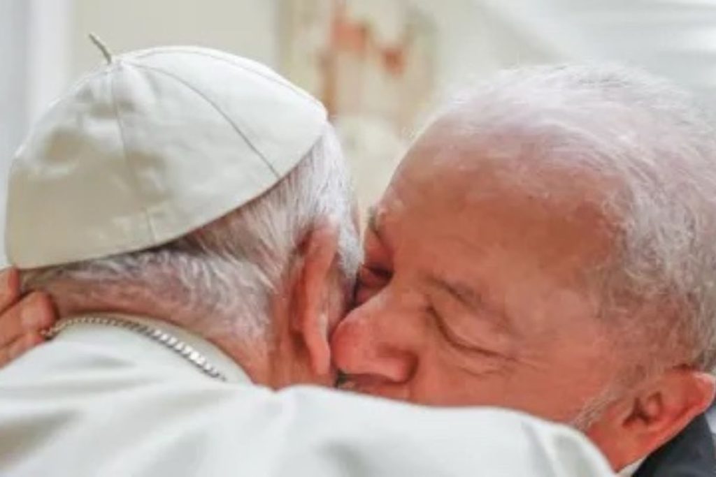 Lula se encontrou com o papa Francisco no Vaticano. Durante a reunião, o presidente e o pontífice trocaram abraços.