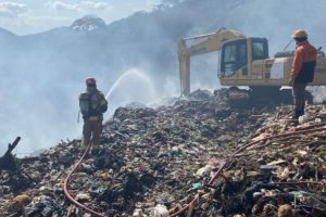 Bombeiros ainda trabalham para controlar fogo em lixão de Teresópolis 