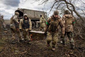 Ucrânia tenta romper linha de defesa da Rússia e retomar região de Donetsk