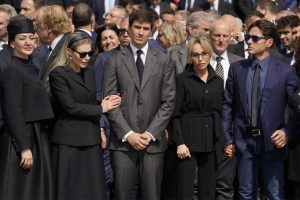 Filhos de Silvio Berlusconi reunidos em seu funeral à espera do testamento
