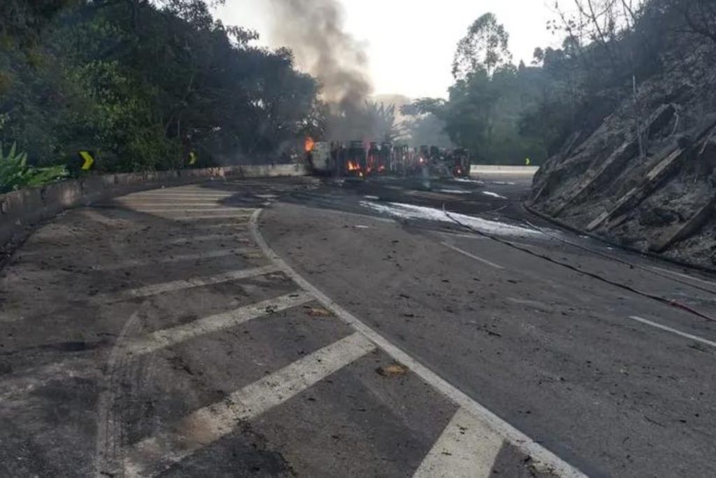 Motorista morre após caminhão pegar fogo na Serra de Petrópolis
