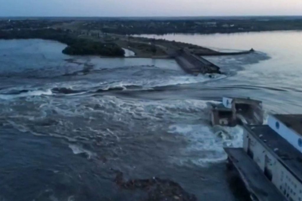 Explosão destrói barragem de Nova Kakhovka, no sul da Ucrânia