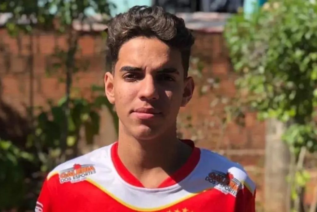 O jogador de futebol Hugo Vinicius Skulny Pedrosa, de 19 anos, foi encontrado morto ontem (2). O corpo do jovem foi esquartejado.