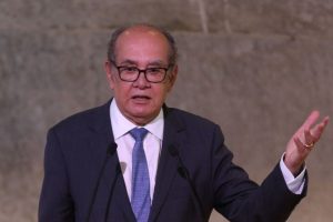 O ministro Gilmar Mendes, do STF, anulou uma decisão que arquivou um dos processos que apura a omissão de Bolsonaro na gestão da pandemia