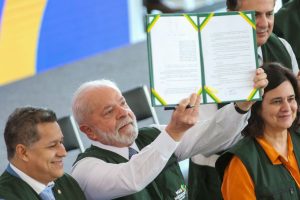 O presidente Lula sancionou hoje (14) a lei do Programa Mais Médicos, que visa aumentar em 15 mil o total de médicos na atenção básica do SUS