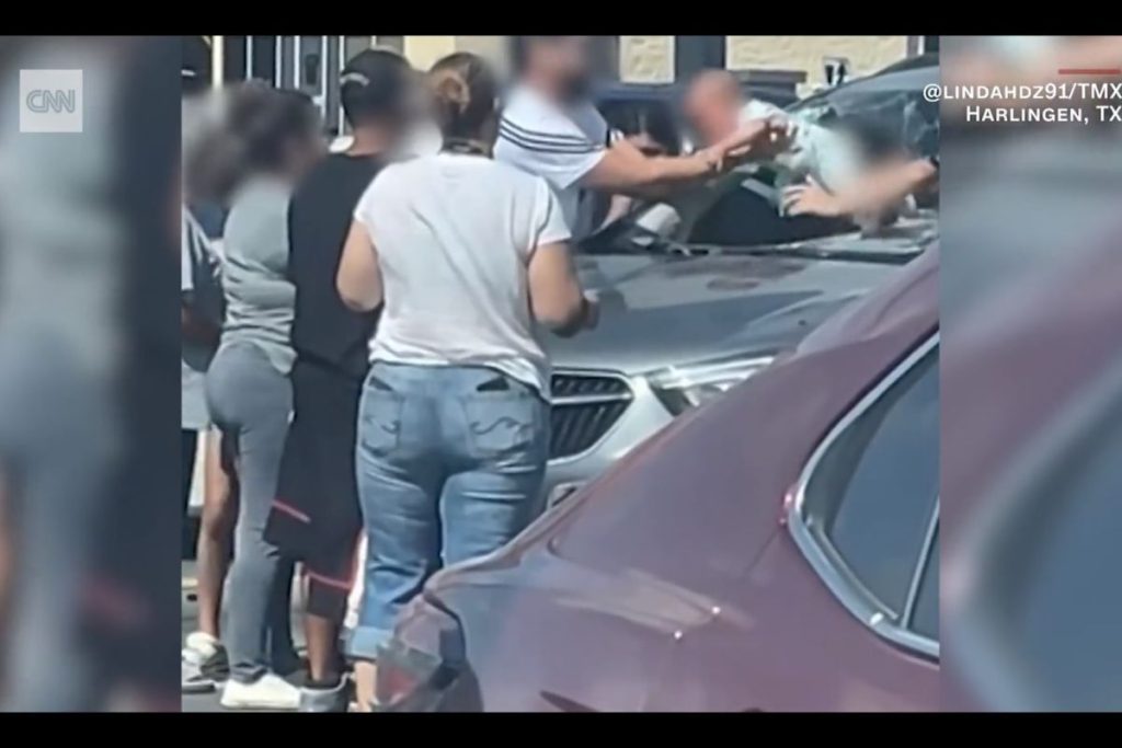 Um vídeo gravado no Texas, nos Estados Unidos, mostra um homem quebrando o para-brisa de um carro para salvar seu filho.