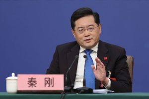 O ministro das Relações Exteriores da China, Qin Gang, foi demitido hoje (25). O parlamentar passou um mês sem aparecer em público.
