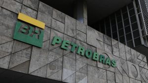 A agência de classificação de risco Fitch elevou a nota de crédito de várias empresas brasileiras, entre as quais, a Petrobras.