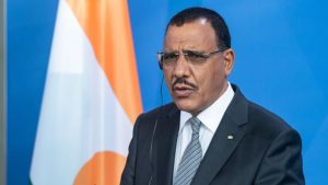 Presidente do Níger sofre golpe de estado e é detido; EUA pedem libertação imediata