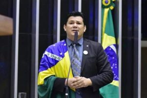 Deputado desafia ministro Flávio Dino: "Vem tomar minha arma se você é homem"