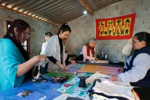 Mulheres de ocupação lançam coleção com tecidos de reuso em Osasco