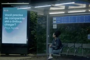Painel em ponto de ônibus que 'conversa' com pessoas chegará a São Paulo e Rio