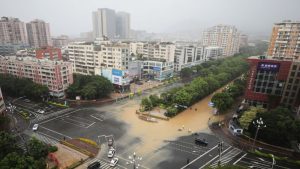 Na China, a passagem do tufão Doksuri causou inundações. Pelo menos 20 pessoas morreram e mais de 15 estão desaparecidas.