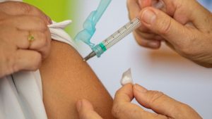 Brasil atinge em 2021 menor cobertura vacinal em 20 anos