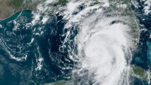 O furacão Idalia segue agora em direção à Flórida, nos EUA. Autoridades locais já ordenaram o fechamento de escolas e do aeroporto.
