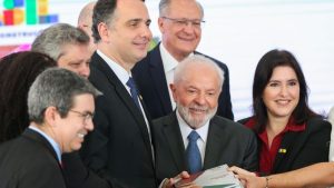 Lula assino o projeto de lei do Plano Plurianual que foi entregue a Rodrigo Pacheco, em cerimônia no Palácio do Planalto.