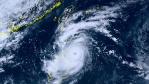 O observatório nacional da China renovou nesta quinta-feira (31) o alerta vermelho para o tufão Saola, o mais severo do sistema de alerta.