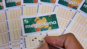 Duas apostas, uma de Juazeiro, na Bahia, e outra de São Paulo, vão dividir o prêmio de R$ 3,5 milhões do concurso 2.621 da Mega-Sena.