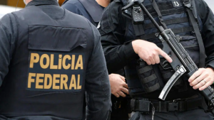 A polícia de São Paulo busca duas pessoas investigadas por realizarem rifas de armas de fogo, inclusive fuzis, em um clube de tiro