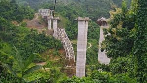 Ponte em construção desaba e mata 26 trabalhadores na Índia