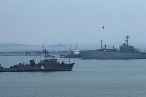 Um drone marítimo ucraniano danificou um navio de guerra da Rússia no Mar Negro, demonstrando escalada do conflito no oceano.