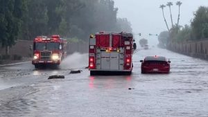 Tempestade tropical Hilary causa estragos e deixa 40 mil pessoas sem energia na Califórnia