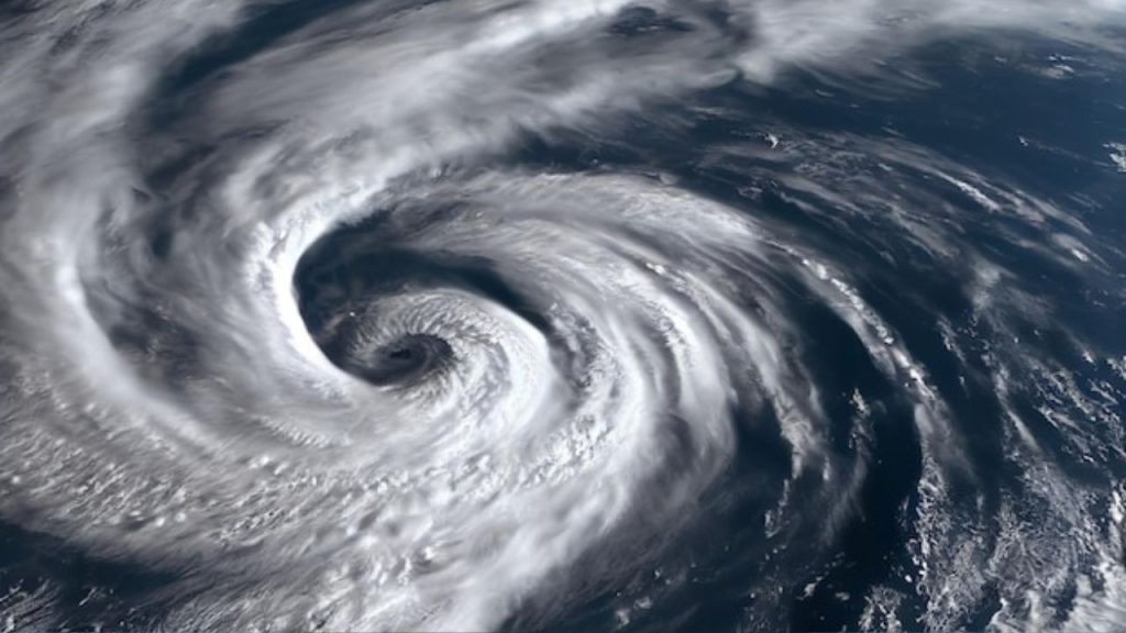 O furacão Lee, uma tempestade de categoria 2, está “se fortalecendo rapidamente” ao passar pelo Caribe, segundo o NHC.
